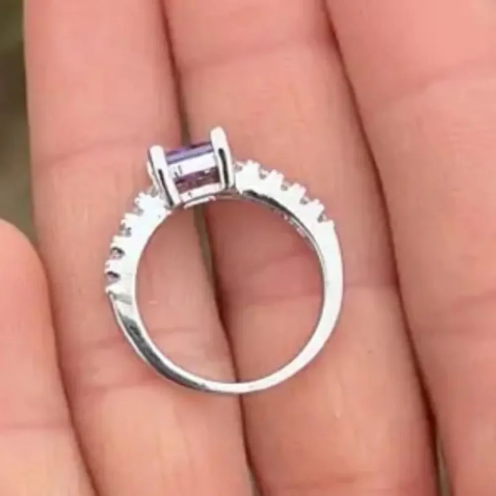 Elegant diamond ring sz 7